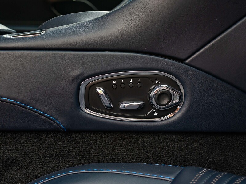 Aston Martin DB11 V8 Coupe - Large 35