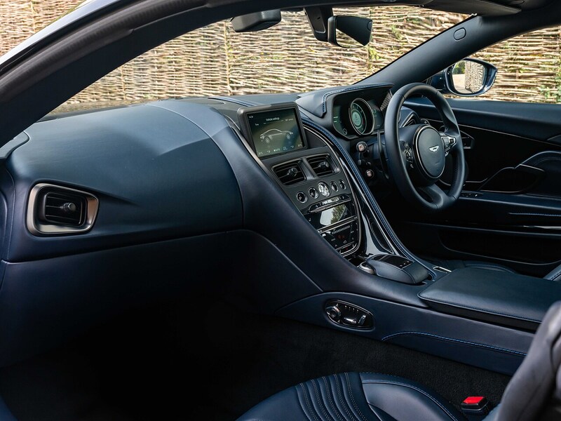 Aston Martin DB11 V8 Coupe - Large 37