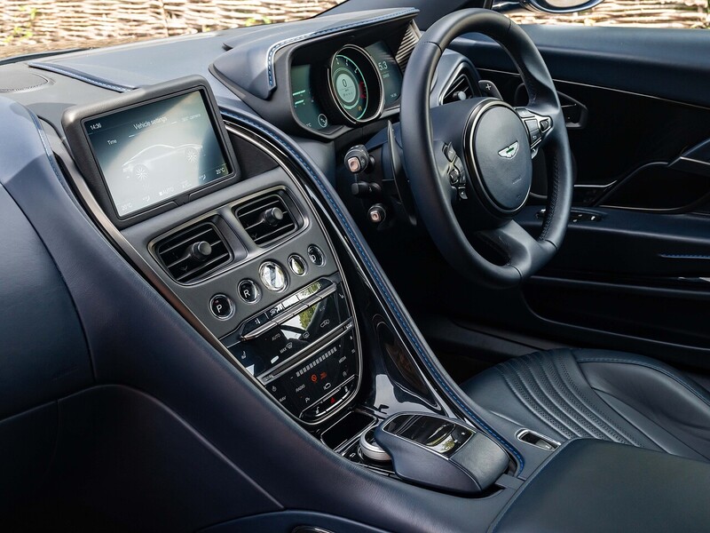 Aston Martin DB11 V8 Coupe - Large 41