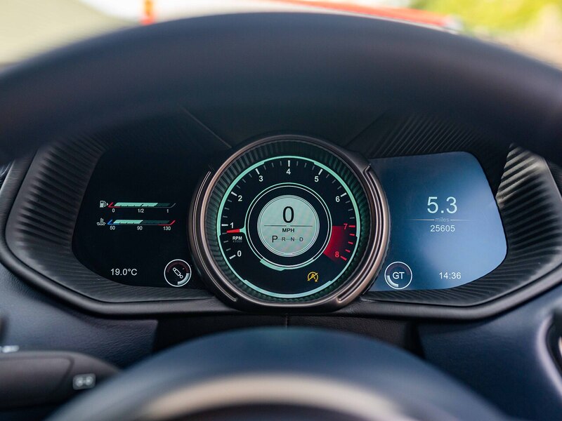 Aston Martin DB11 V8 Coupe - Large 43