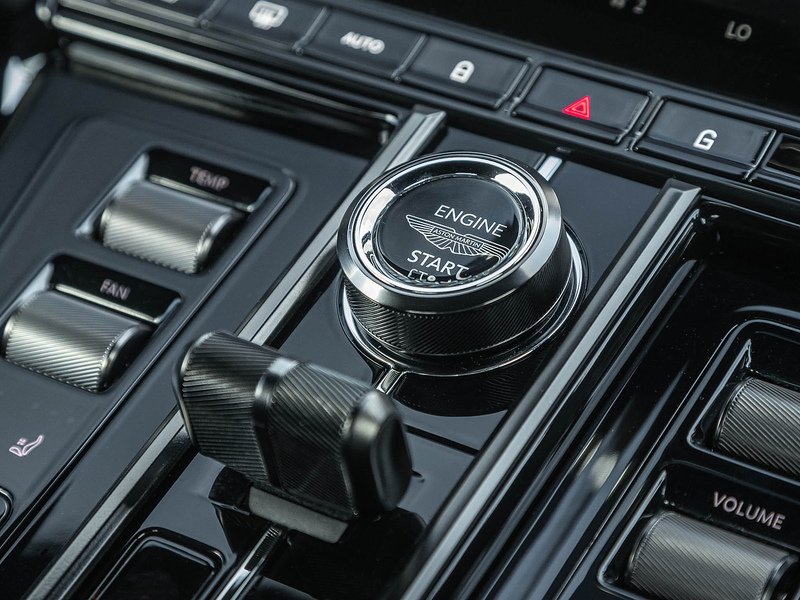 Aston Martin Vantage V8 - Large 41