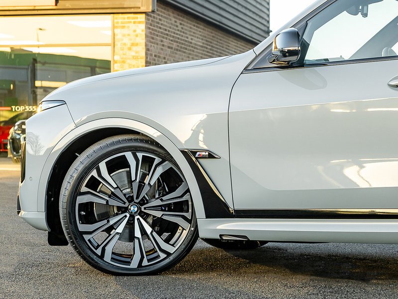 BMW X7 M60i xDrive V8 - M Sport Pro
  - U5810