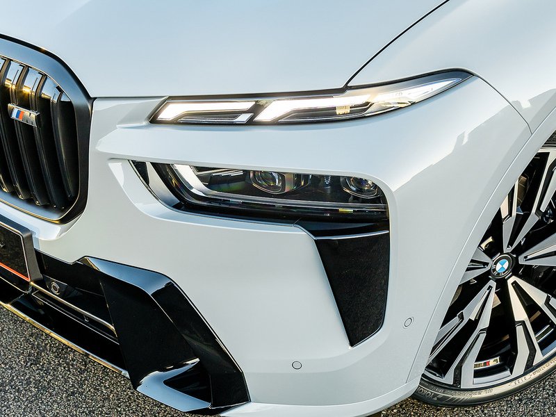 BMW X7 M60i xDrive V8 - M Sport Pro
  - U5810