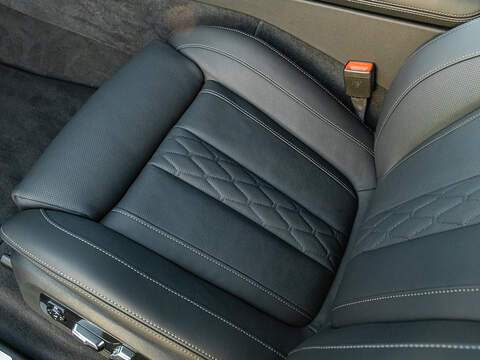 BMW X7 M60i xDrive V8 - M Sport Pro
  - U5810