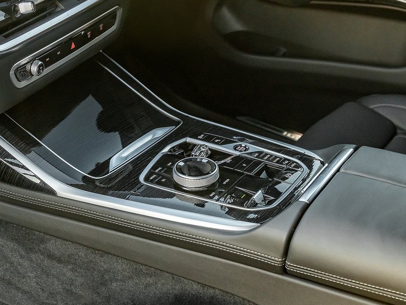 BMW X7 M60i xDrive V8 - M Sport Pro
  - U5810