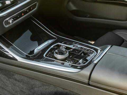 BMW X7 M60i xDrive V8 - M Sport Pro
  - U5810