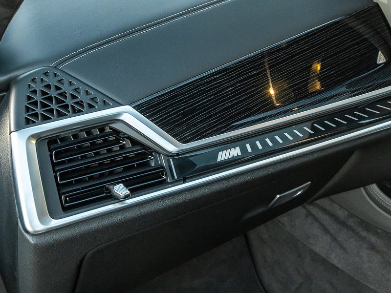 BMW X7 M60i xDrive V8 - M Sport Pro
  - U5810