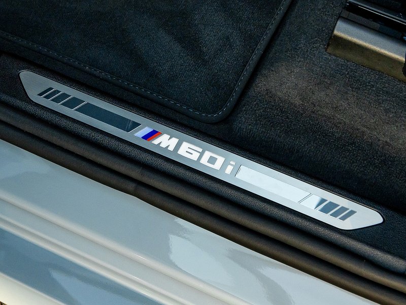 BMW X7 M60i xDrive V8 - M Sport Pro
  - U5810