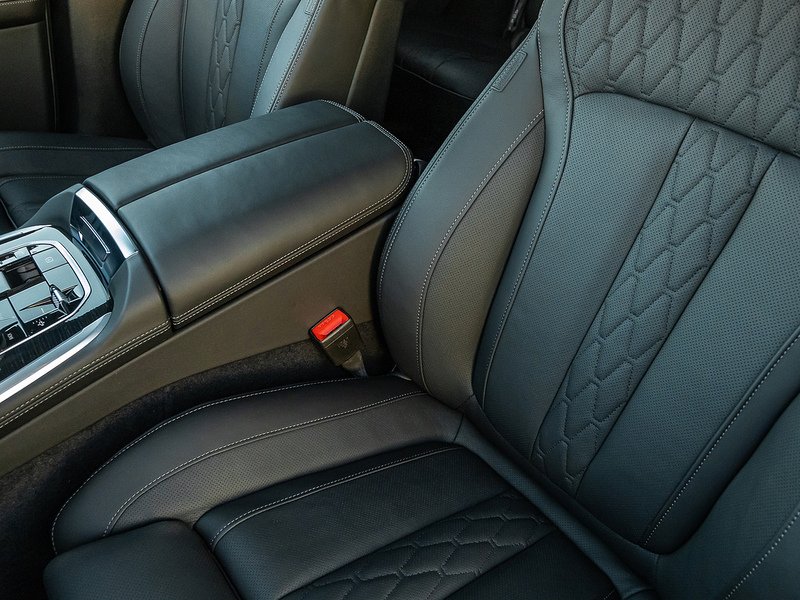 BMW X7 M60i xDrive V8 - M Sport Pro
  - U5810