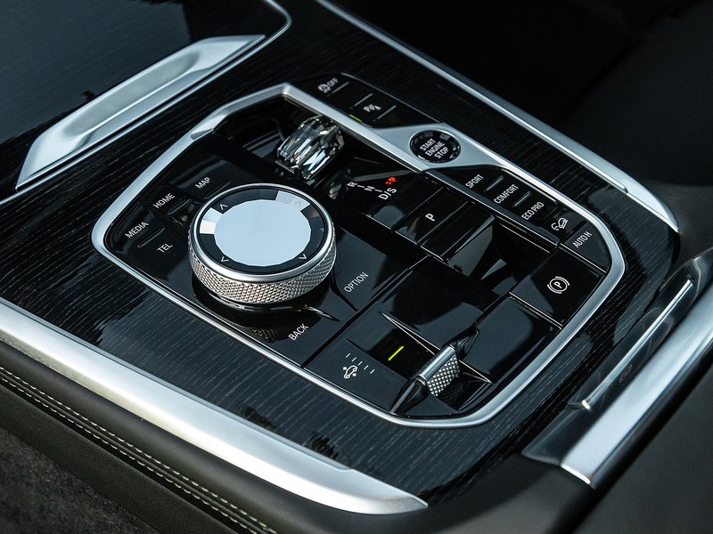 BMW X7 M60i xDrive V8 - M Sport Pro
  - U5810