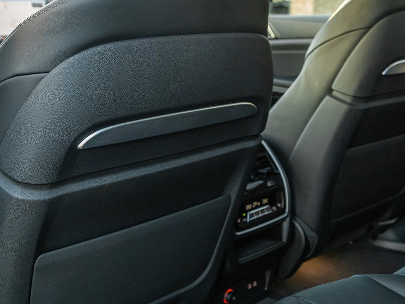 BMW X7 M60i xDrive V8 - M Sport Pro
  - U5810