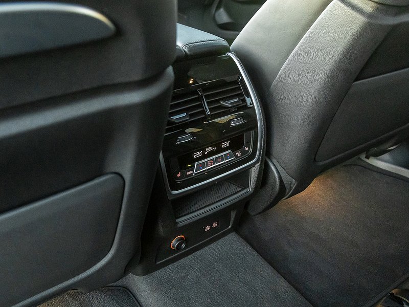 BMW X7 M60i xDrive V8 - M Sport Pro
  - U5810