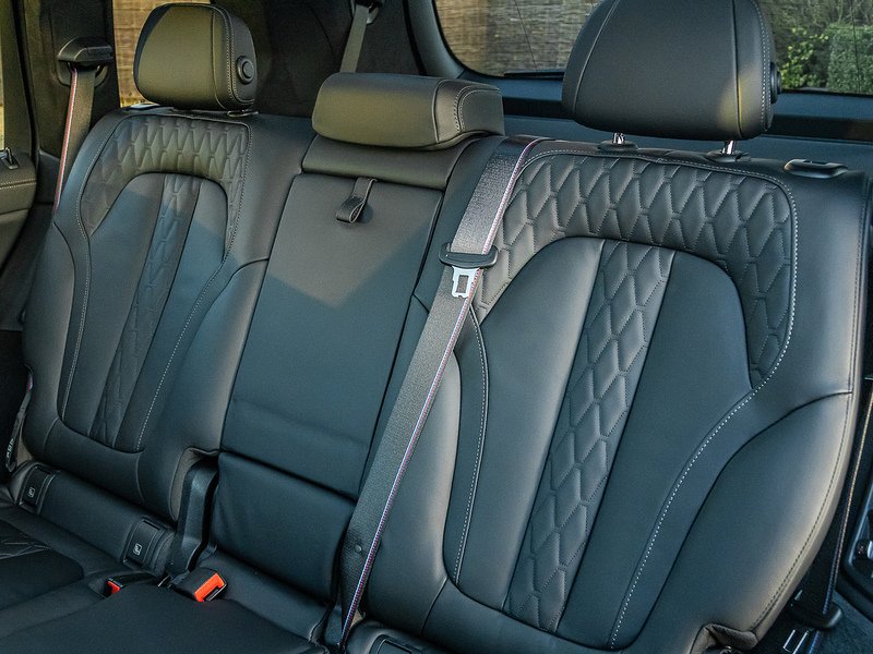 BMW X7 M60i xDrive V8 - M Sport Pro
  - U5810