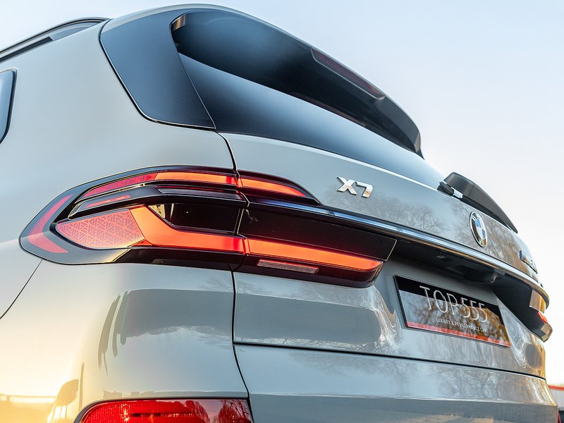 BMW X7 M60i xDrive V8 - M Sport Pro
  - U5810