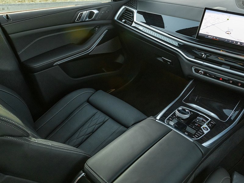 BMW X7 M60i xDrive V8 - M Sport Pro
  - U5810