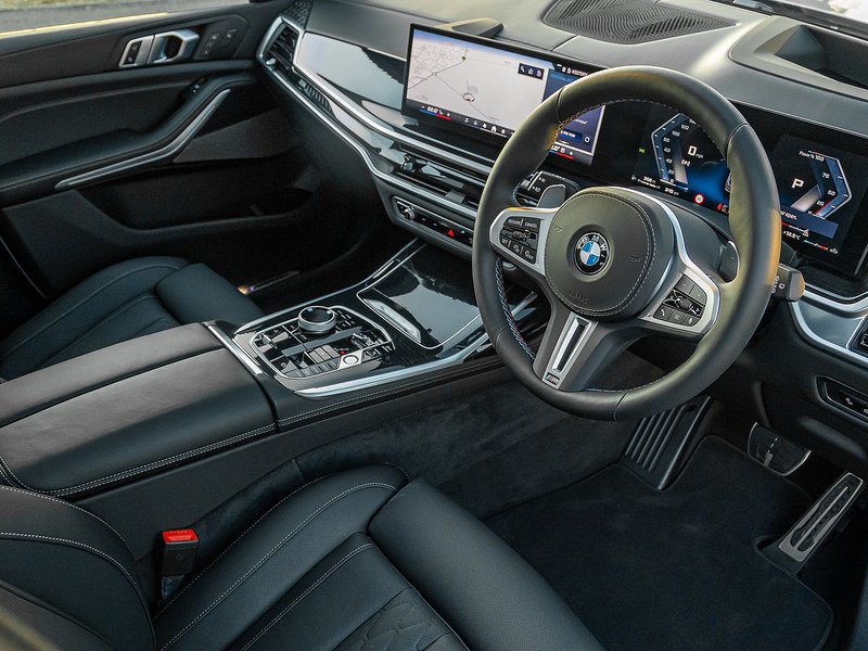 BMW X7 M60i xDrive V8 - M Sport Pro
  - U5810