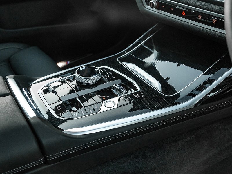 BMW X7 M60i xDrive V8 - M Sport Pro
  - U5810