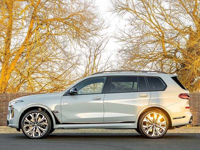 BMW X7 M60i xDrive V8 - M Sport Pro
  - U5810