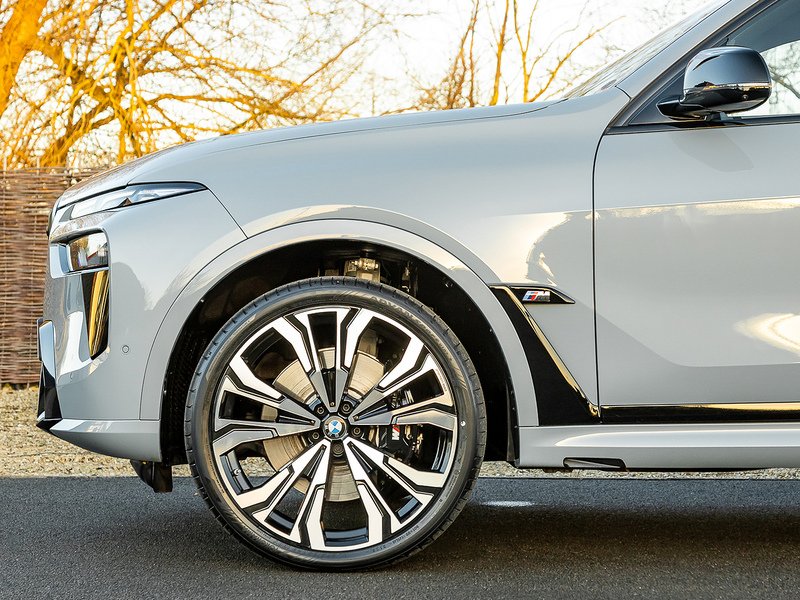 BMW X7 M60i xDrive V8 - M Sport Pro
  - U5810