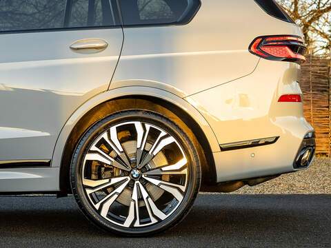 BMW X7 M60i xDrive V8 - M Sport Pro
  - U5810