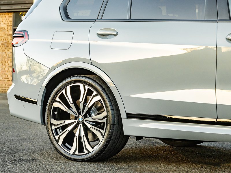 BMW X7 M60i xDrive V8 - M Sport Pro
  - U5810