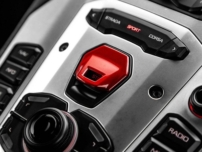 Lamborghini Aventador LP700-4 Pirelli Edition  - U5859