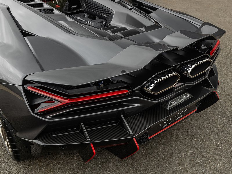 Lamborghini Revuelto V12  - U5866