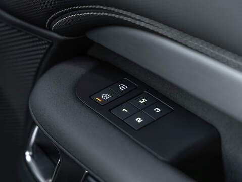 Land Rover Discovery D300 R-Dynamic HSE  - U5925