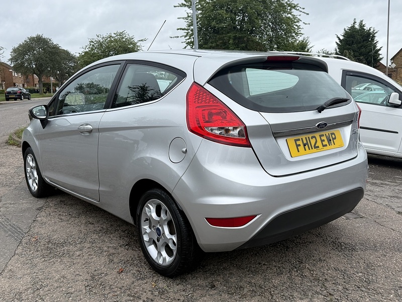 Ford Fiesta Zetec - U370