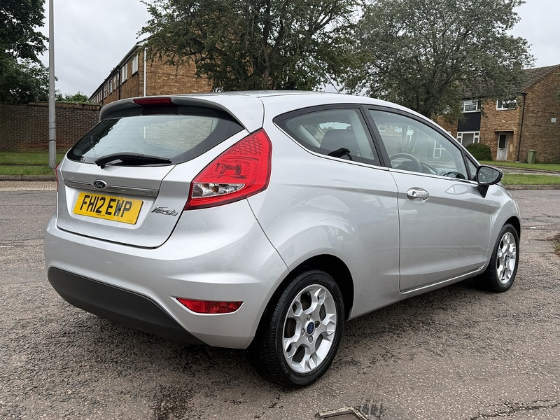 Ford Fiesta Zetec - U370