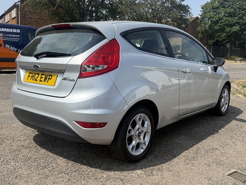 Ford Fiesta Zetec - U370