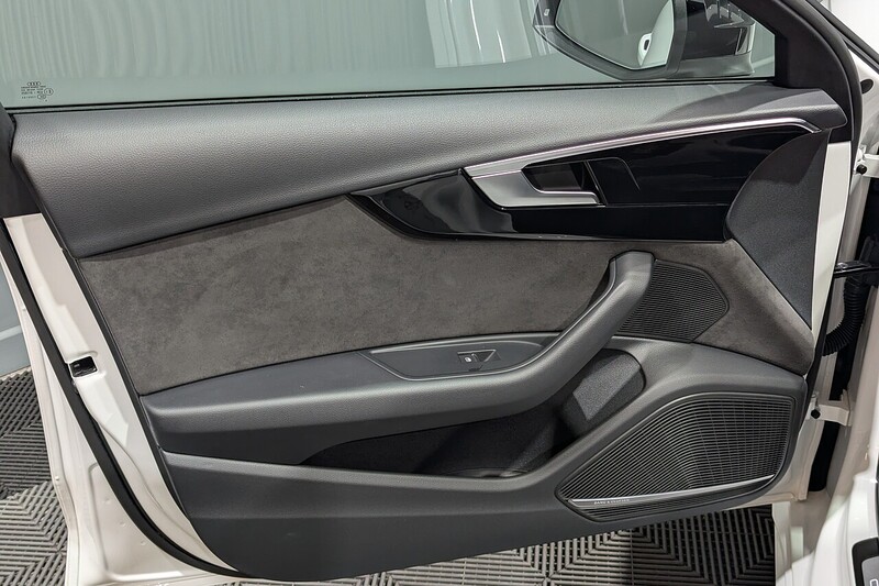 Audi A4 Avant 2.0 TFSI 40 Black Edition Estate 5dr Petrol S Tronic Euro 6 (s/s) (204 ps) - U202