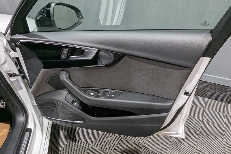 Audi A4 Avant 2.0 TFSI 40 Black Edition Estate 5dr Petrol S Tronic Euro 6 (s/s) (204 ps) - U202