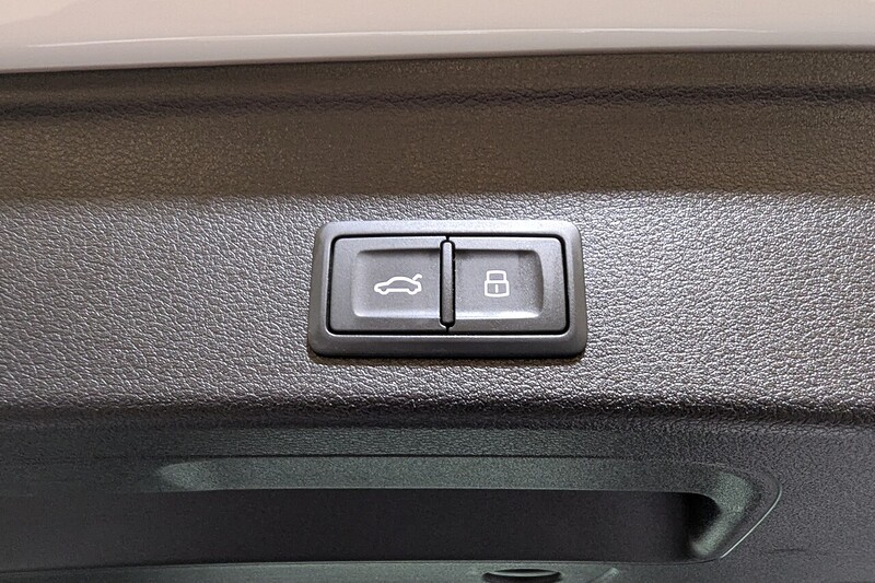 Audi A4 Avant 2.0 TFSI 40 Black Edition Estate 5dr Petrol S Tronic Euro 6 (s/s) (204 ps) - U202