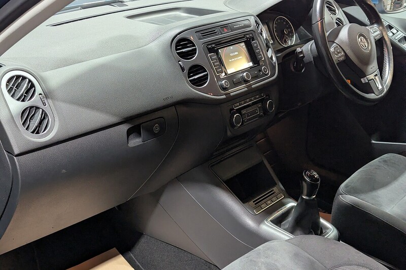 Volkswagen Tiguan 2.0 TDI BlueMotion Tech Match SUV 5dr Diesel Manual 4WD Euro 5 (s/s) (140 ps) - U222