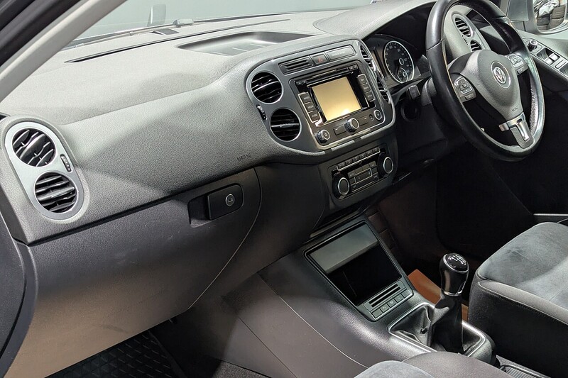 Volkswagen Tiguan 2.0 TDI BlueMotion Tech Match SUV 5dr Diesel Manual 2WD Euro 5 (s/s) (140 ps) - U269