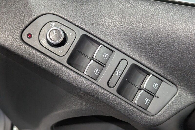 Volkswagen Tiguan 2.0 TDI BlueMotion Tech Match SUV 5dr Diesel DSG 4WD Euro 5 (s/s) (140 ps) - U376