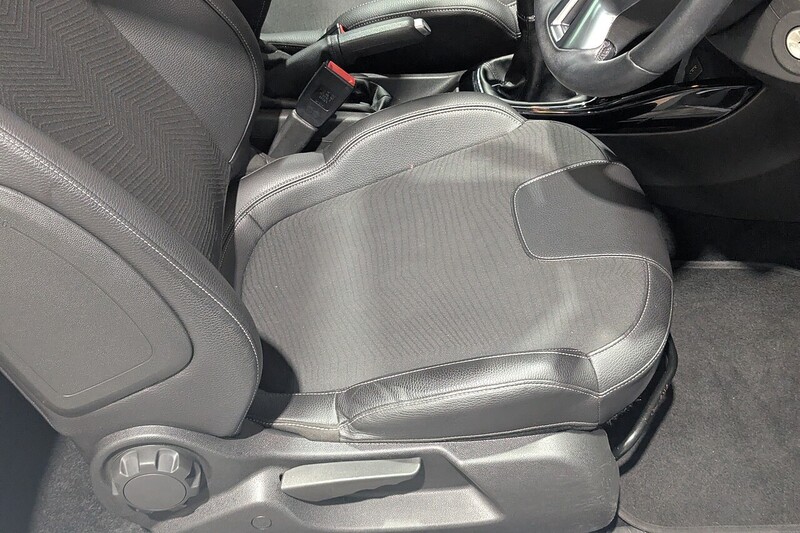 Vauxhall ADAM 1.2 16v ROCKS AIR Hatchback 3dr Petrol Manual Euro 5 (70 ps) - U401