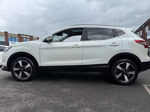 Nissan Qashqai 1.2 DIG-T N-Connecta SUV 5dr Petrol Manual 2WD Euro 6 (s/s) (115 ps) - U182