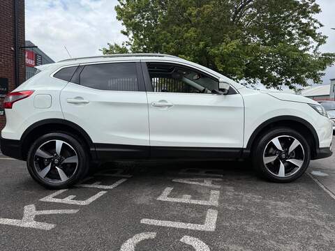 Nissan Qashqai 1.2 DIG-T N-Connecta SUV 5dr Petrol Manual 2WD Euro 6 (s/s) (115 ps) - U182