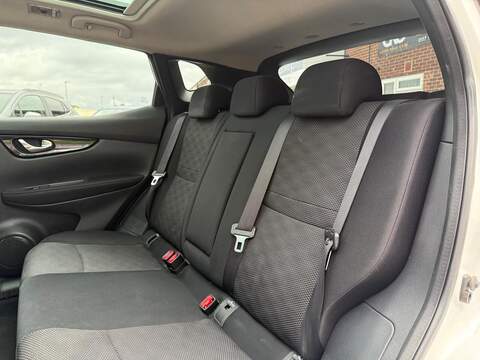 Nissan Qashqai 1.2 DIG-T N-Connecta SUV 5dr Petrol Manual 2WD Euro 6 (s/s) (115 ps) - U182