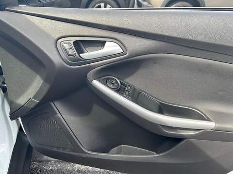 Ford Focus 1.0T EcoBoost Zetec Hatchback 5dr Petrol Manual Euro 6 (s/s) (125 ps) - U214