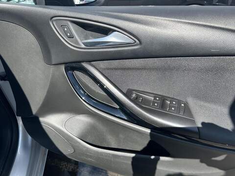 Vauxhall Astra 1.4i Turbo SRi Nav Hatchback 5dr Petrol Manual Euro 6 (s/s) (150 ps) - U247