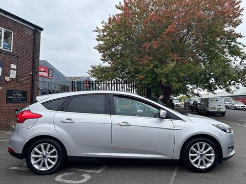 Ford Focus Focus Titanium Hatchback 0 Manual Petrol - U298