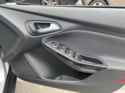 Ford Focus Focus Titanium Hatchback 0 Manual Petrol - U298