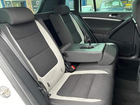Volkswagen Tiguan 2.0 TDI BlueMotion Tech R-Line SUV 5dr Diesel Manual 4WD Euro 5 (s/s) (140 ps) - U316