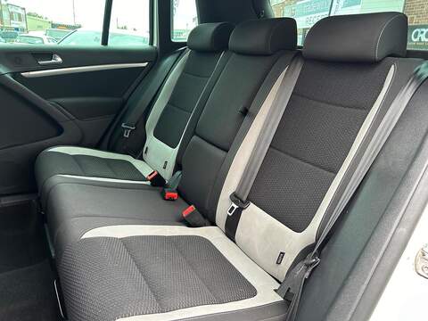 Volkswagen Tiguan 2.0 TDI BlueMotion Tech R-Line SUV 5dr Diesel Manual 4WD Euro 5 (s/s) (140 ps) - U316