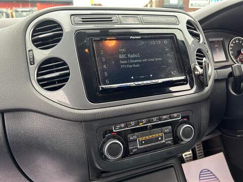 Volkswagen Tiguan 2.0 TDI BlueMotion Tech R-Line SUV 5dr Diesel Manual 4WD Euro 5 (s/s) (140 ps) - U316