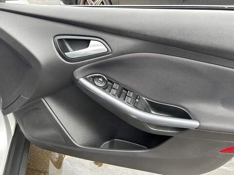 Ford Focus 1.6 TDCi Titanium Hatchback 5dr Diesel Manual Euro 5 (s/s) (115 ps) - U357