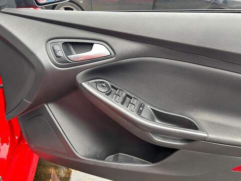 Ford Focus 2.0 TDCi Zetec S Red Edition Hatchback 5dr Diesel Manual Euro 6 (s/s) (150 ps) - U358